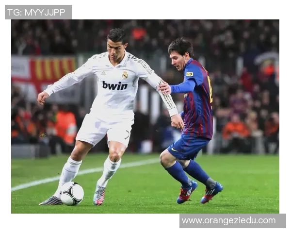 梅西与C罗的足球传奇之路：从对抗到友谊的精彩瞬间与故事